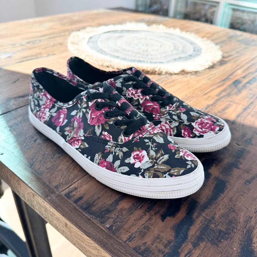 American Eagle Deadstock Black Floral Lace-Up Canvas Sneakers Tennis Shoes 6